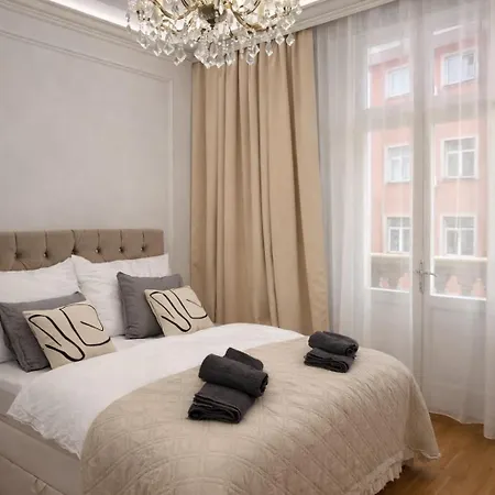 Premium Wenceslas Square - Pricna * Prag